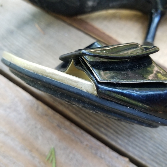 Size 9.5 High Heel Shoes Slides Sandals Buckle Kenneth Cole Reaction Black Gold - Picture 3 of 9